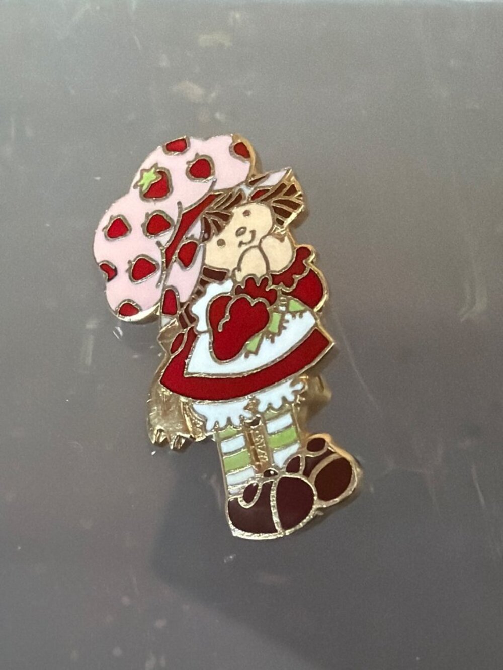 Vintage 1980 Strawberry Shortcake Enamel Lapel Pin Brooch Gold Tone Cloisonné - Picture 2 of 8
